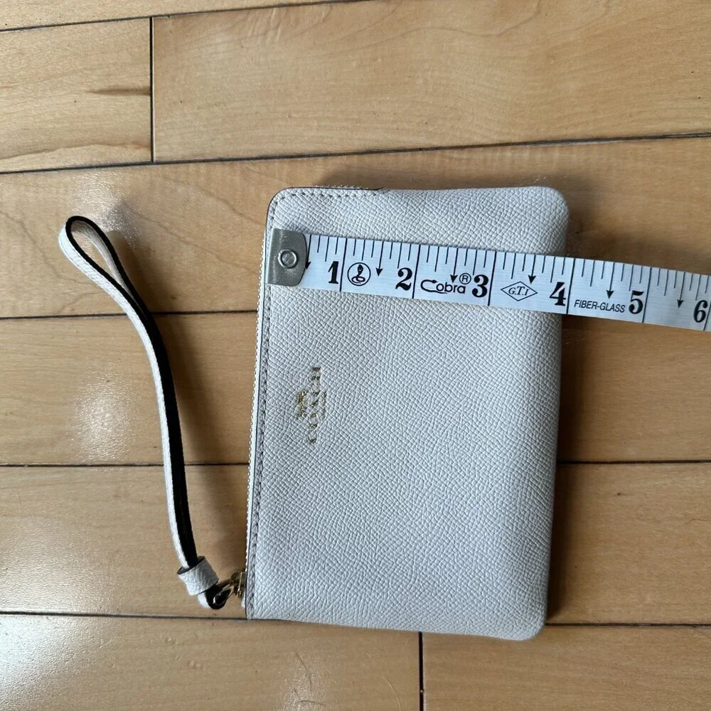 NWOT COACH Zip Pouch Wristlet Cream Pebbled Leather with Strap